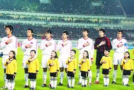 球迷：这球不进都对不起场地